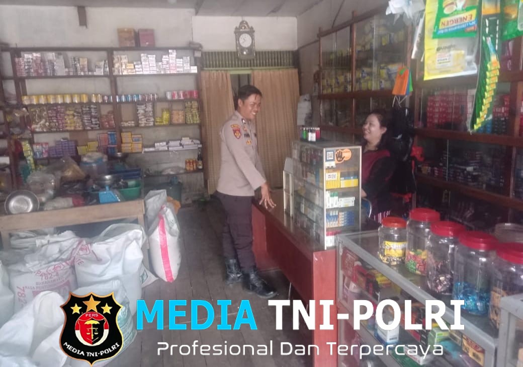 Aksi Humanis Polisi Saat Patroli Siang, Sapa dan Ingatkan Pemilik Toko