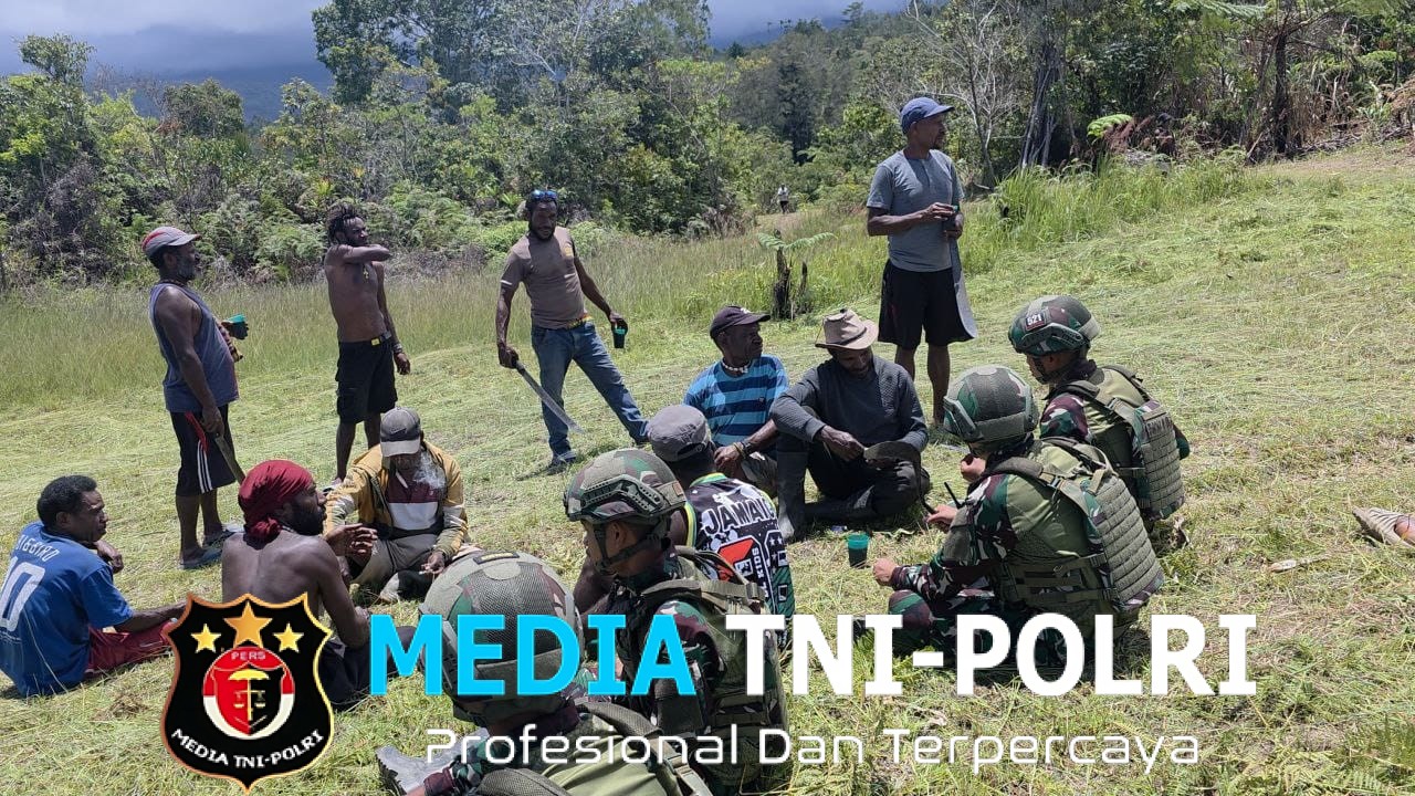 Wujud Kebersamaan TNI dan Rakyat, Satgas Yonif 521/DY Gotong Royong Bersihkan Landasan Pacu Bandara Perintis di Mamberamo Tengah