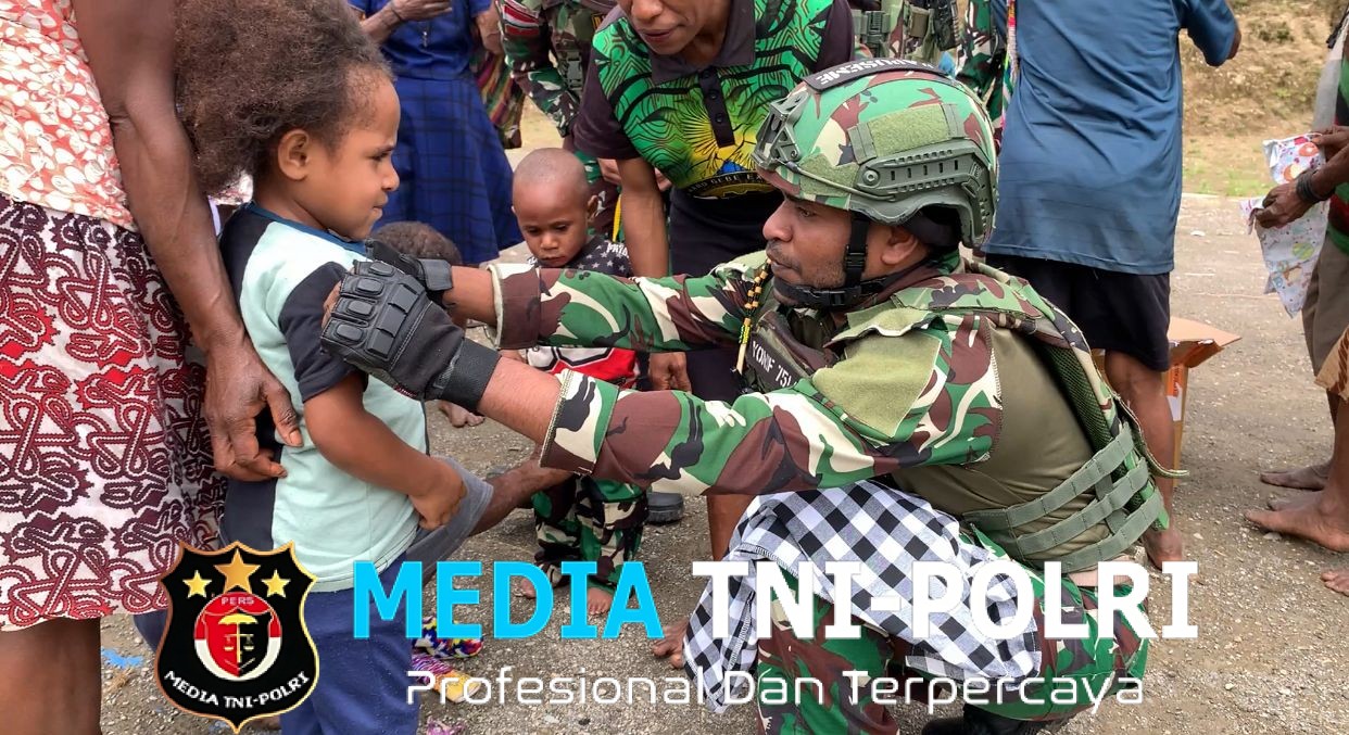 Pos Bulangkop Satgas Yonif 751/VJS Anjangsana ke Kampung Bulangkop Bagikan Baju Layak Pakai untuk Anak-Anak hingga Dewasa