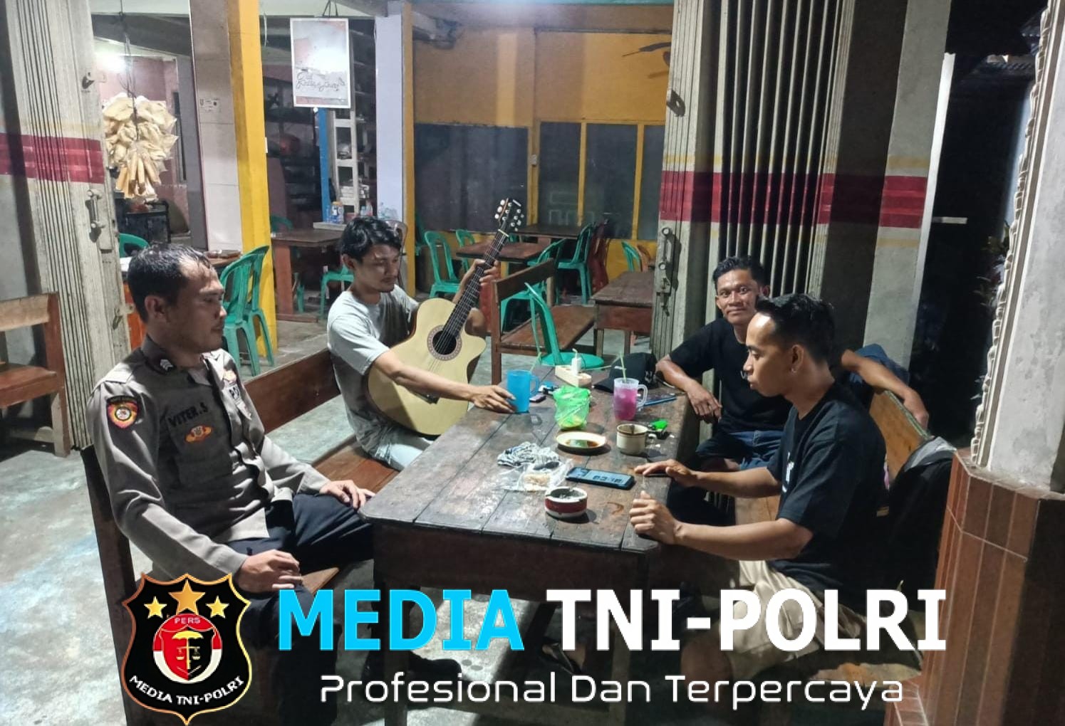 Patroli Malam di Pasar Menjalin, Polisi Ajak Masyarakat Jaga Kamtibmas