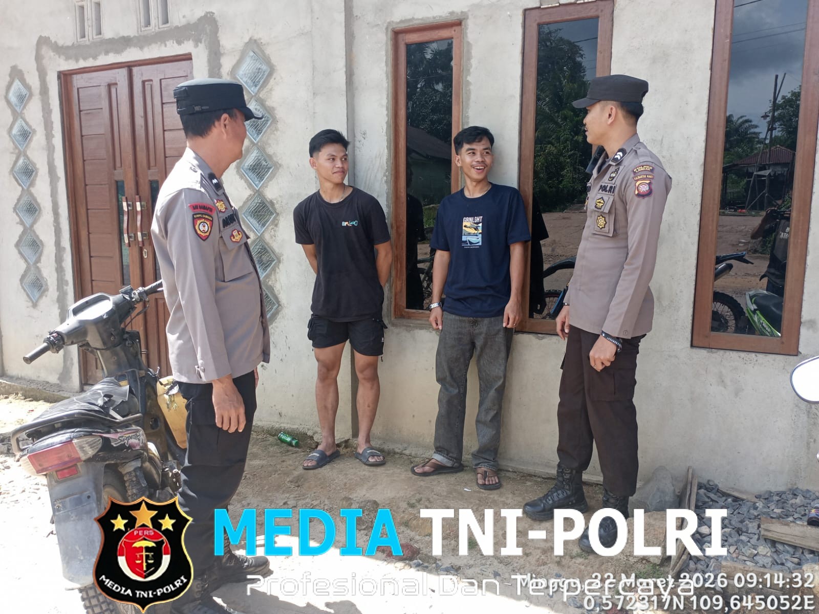 Gencar Laksanakan Patroli Siang Hari Samapta Polsek Menyuke Beri Imbauan Kamtibmas