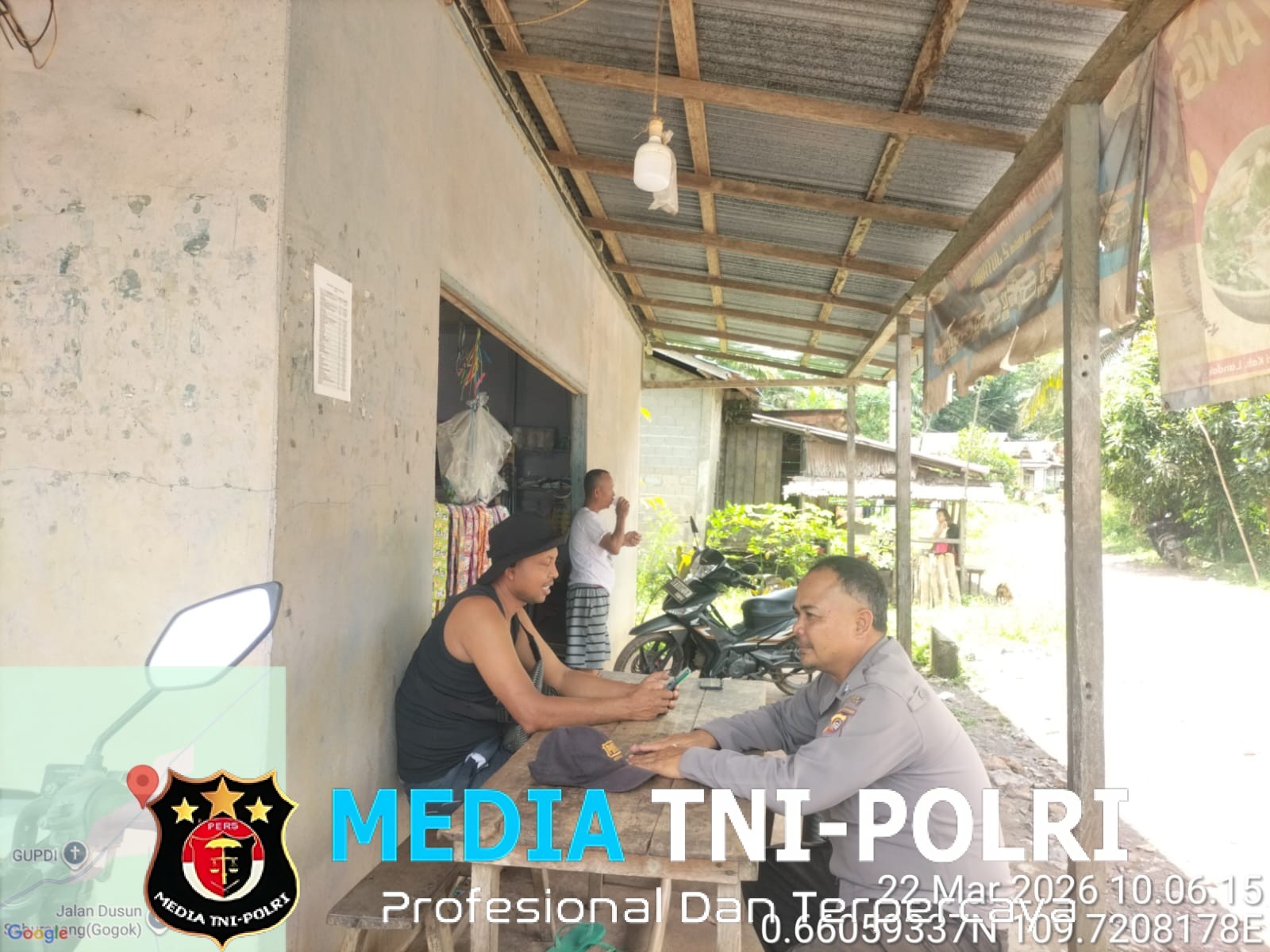 Suasana Akrab di Patroli Siang, Polisi dan Warga Duduk Bersama Jaga Keamanan