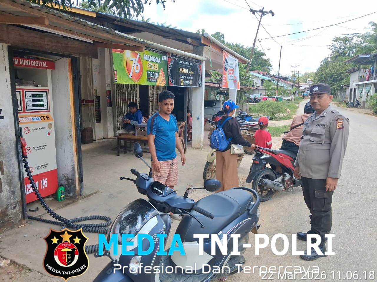 Cegah Potensi Bahaya, Petugas Polsek Air Besar Beri Imbauan di Pom Mini