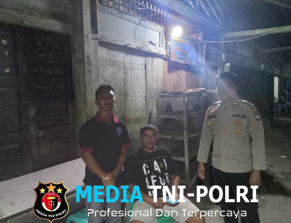 Sambil Bersantai, Warga Dapat Himbauan Langsung dari Polisi Saat Patroli Malam