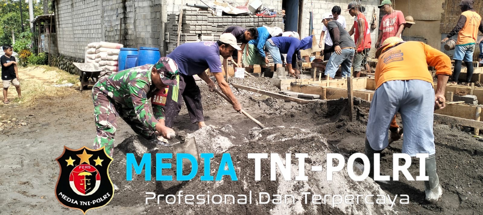 Wujud Kemanunggalan TNI-Rakyat, Babinsa Bakung Turun Langsung Bantu Warga