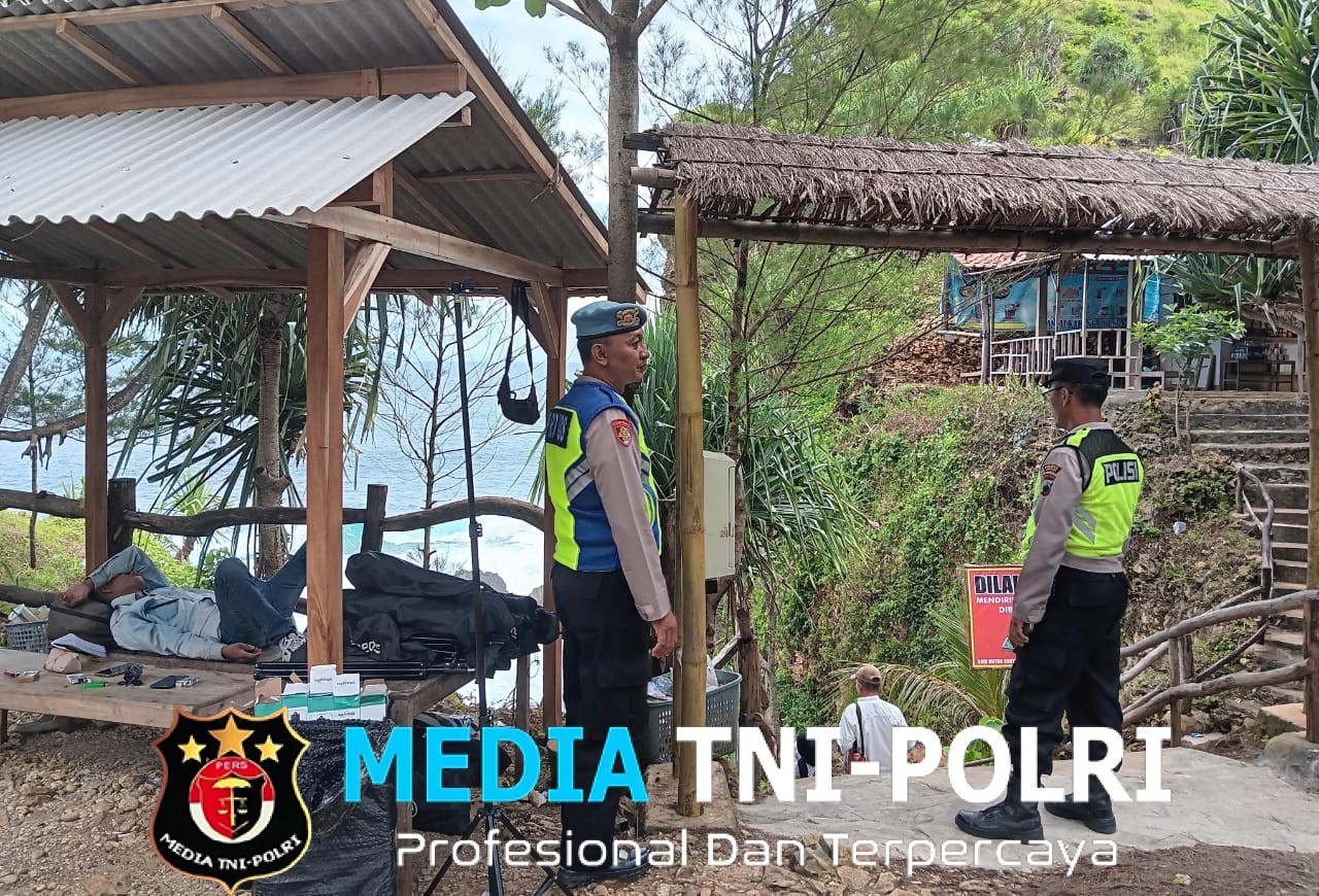 Ribuan Wisatawan Padati Pantai Paranggupito Saat Lebaran, Polisi Siaga Antisipasi Gelombang Tinggi