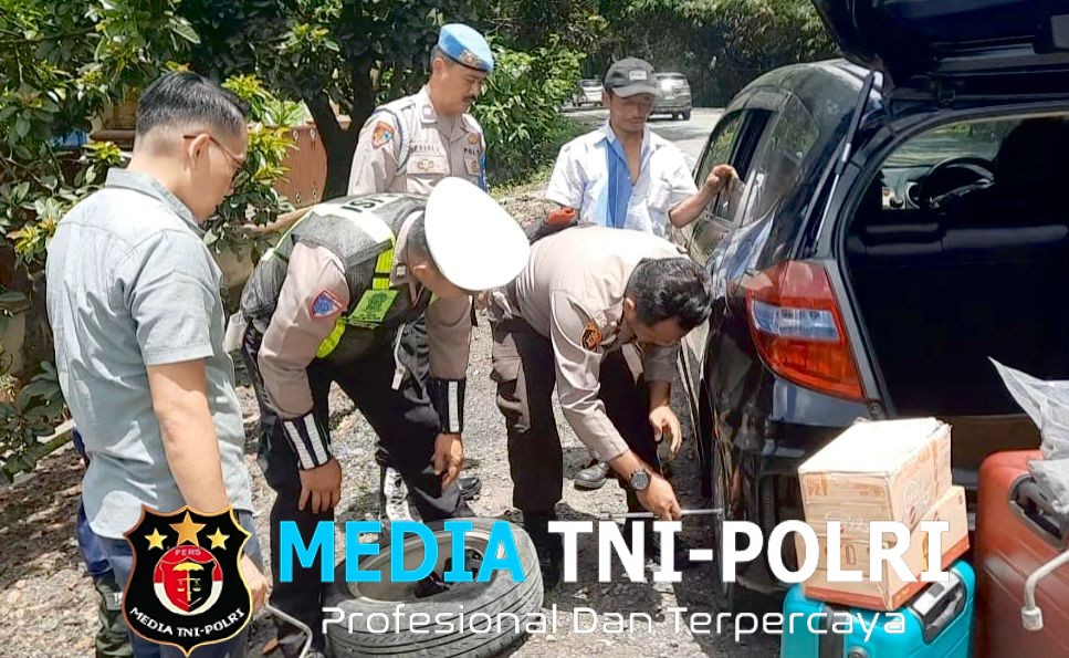 Di Tengah Padatnya Momen Hari Ketiga Lebaran, Sigap! Personel Pospam Terbanggi Besar Bantu Pemudik Pecah Ban
