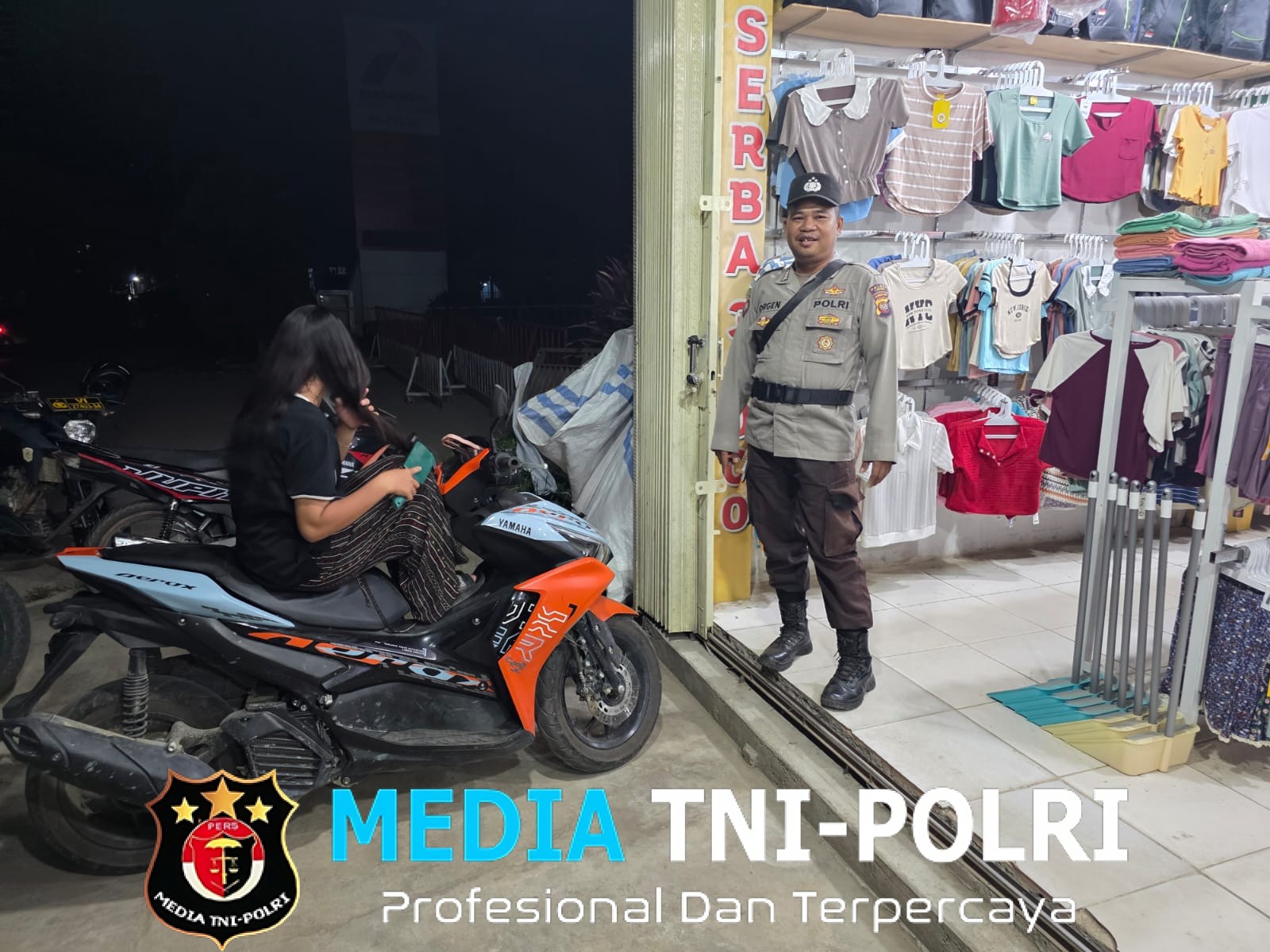 Personel Polsek Mempawah Hulu Intensifkan Patroli Kamtibmas Malam Hari, Ajak Warga Ngobrol Santai Pasca Idul Fitri