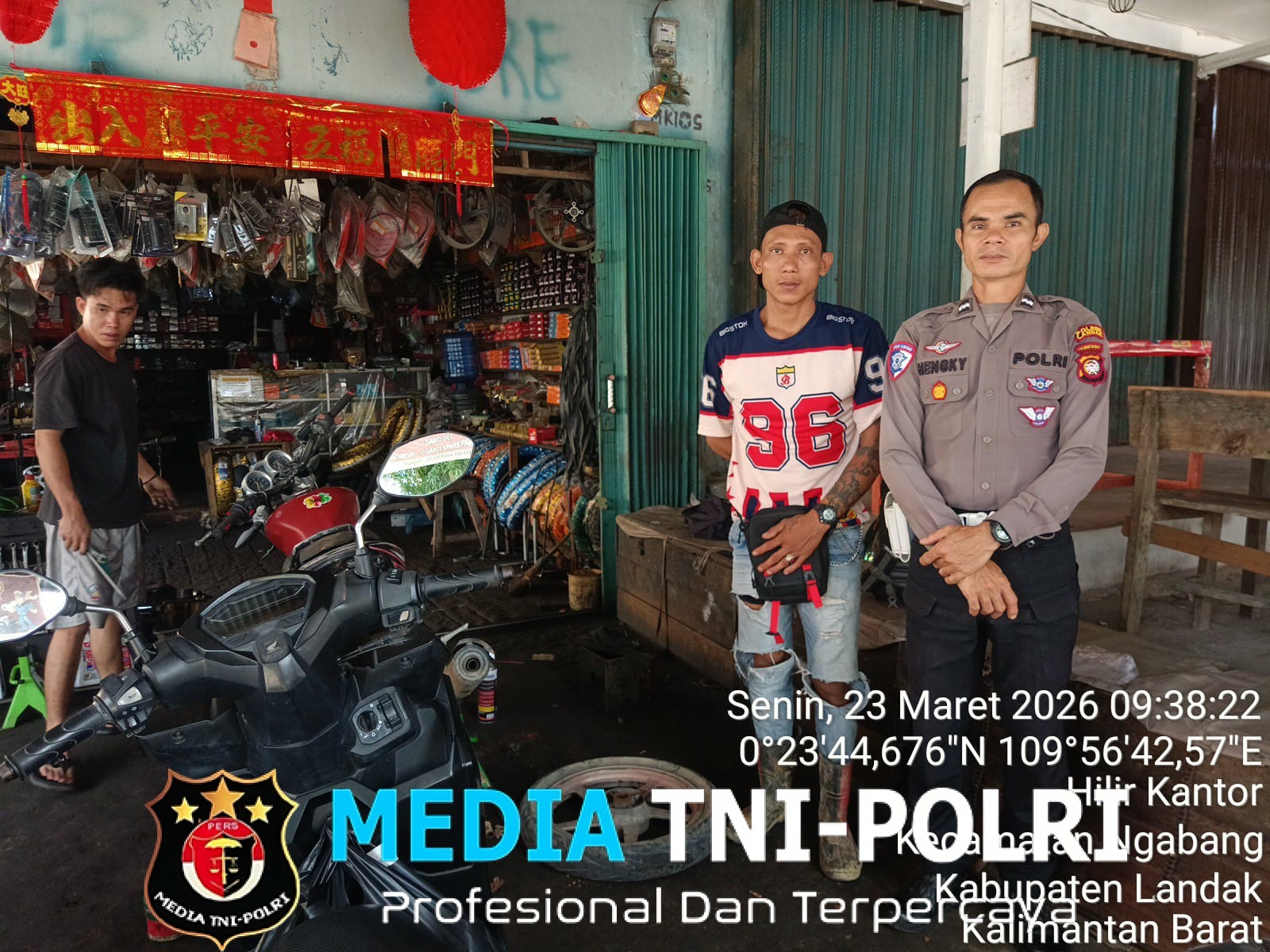 Polsek Ngabang Laksanakan Patroli Rutin disekitaran Terminal Ngabang Untuk Ciptakan Kamtibmas Yang Kondusif