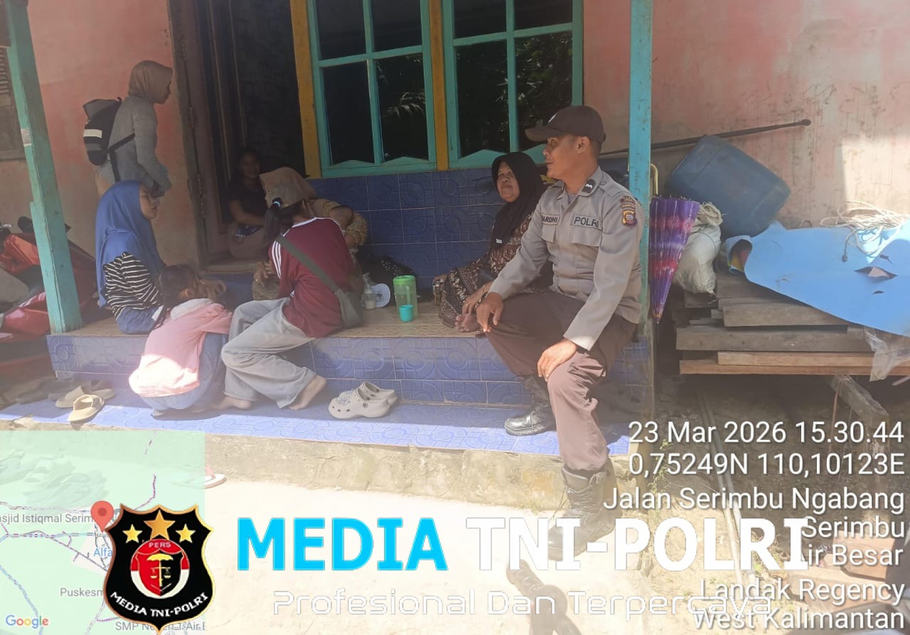 Hangat dan Akrab, Polisi Ngobrol Santai dengan Warga di Teras Rumah