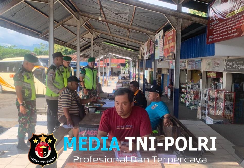 Babinsa Bersama Petugas Gabungan Pantau Langsung Arus Balik