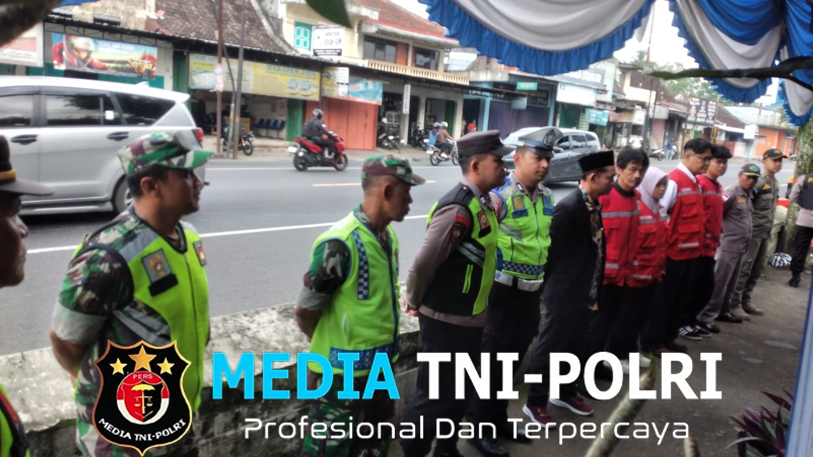 Babinsa Kodim 0724/Boyolali Turun Tangan, Bantu Kelancaran Arus Balik di Pospam Pasar Ampel