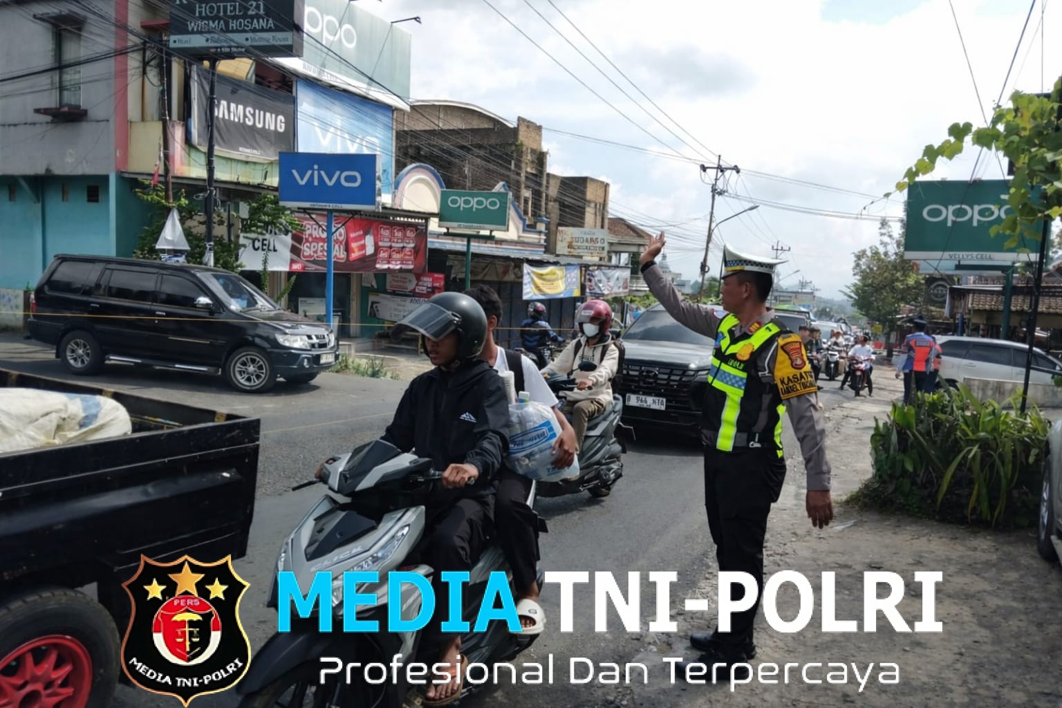 Antisipasi Kemacetan Panjang, Kasat Lantas Polres Tanggamus Turunkan Tim Urai dan Pasang Tolo-tolo di Titik Rawan