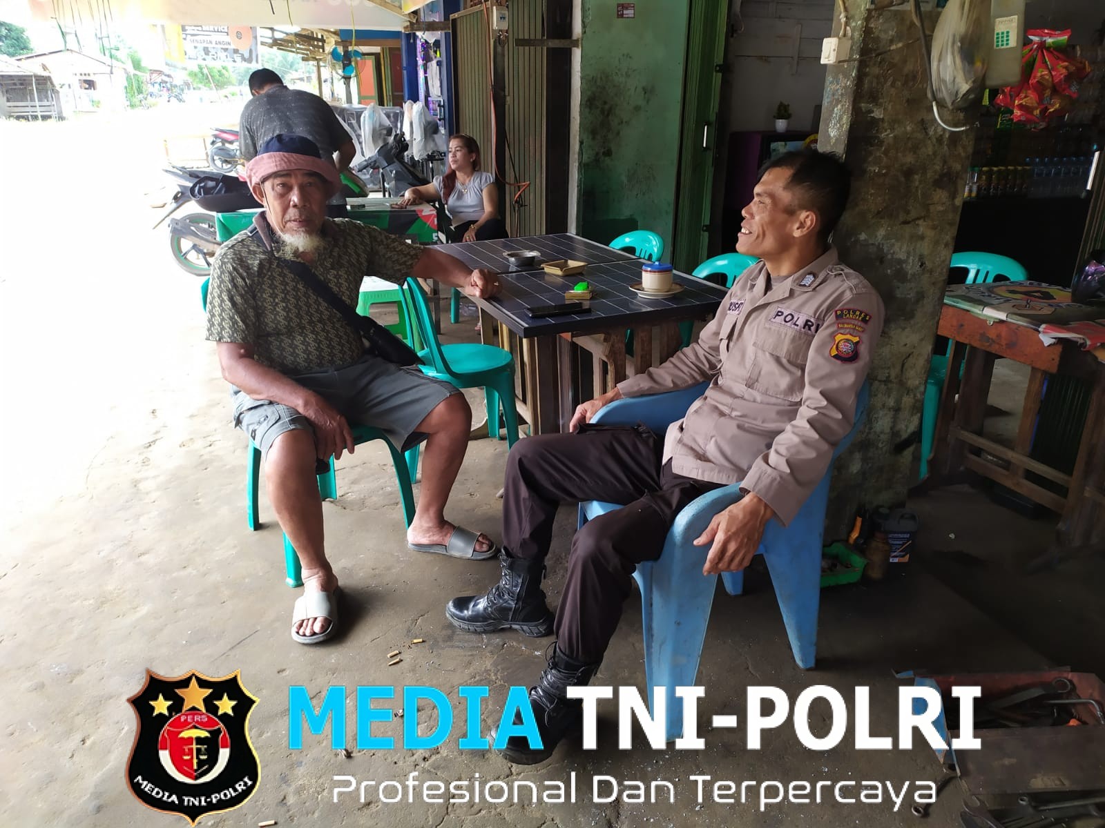 Santai di Warung Bersama Masyarakat, Personel Subsektor Sompak Sampaikan Pesan Kamtibmas