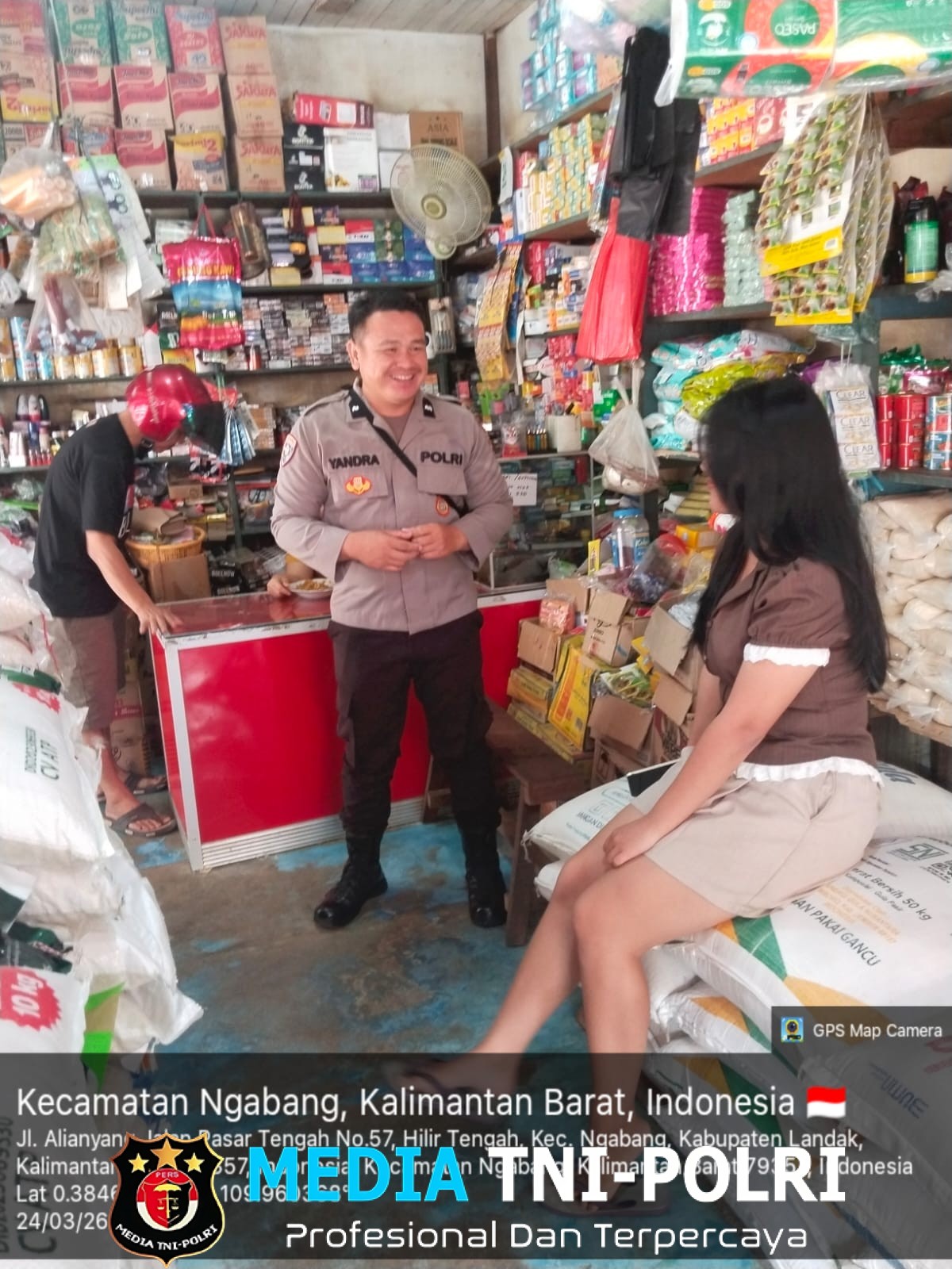 Tegur Sapa Kamtibmas Kepada Warga Masyarakat yang Ditemui Saat Pelaksanaan Patroli oleh Personil Polsek Ngabang