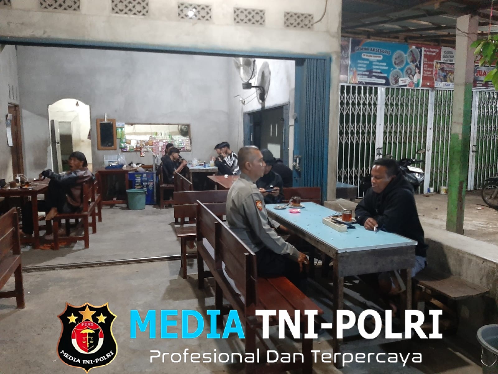 Sentuhan Humanis di Malam Hari, Polisi Mandor Sapa Warga Ciptakan Rasa Aman