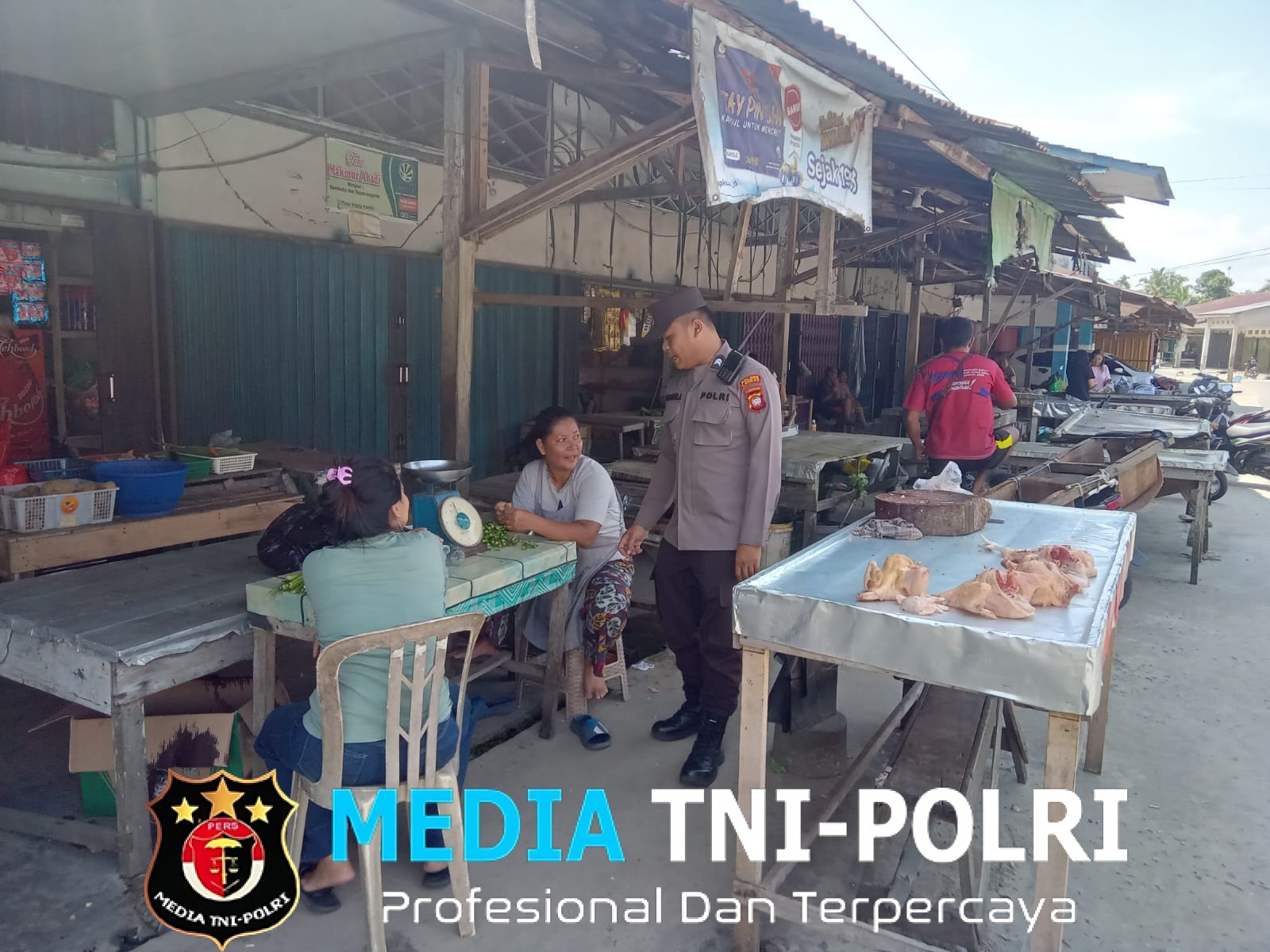 Suasana Hangat di Pasar, Polisi Sambil Patroli Sapa Pedagang