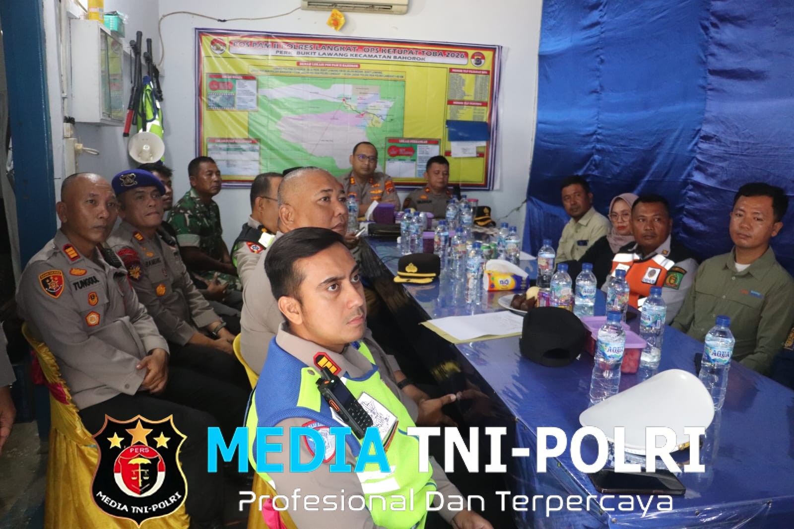 Polres Langkat Ikuti Zoom Meeting Kapolri dan Sambangi Wisatawan di Bukit Lawang