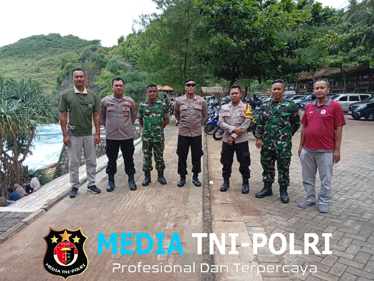 Petugas Gabungan Pantau Wisatawan Di Pantai Paranggupito Wonogiri