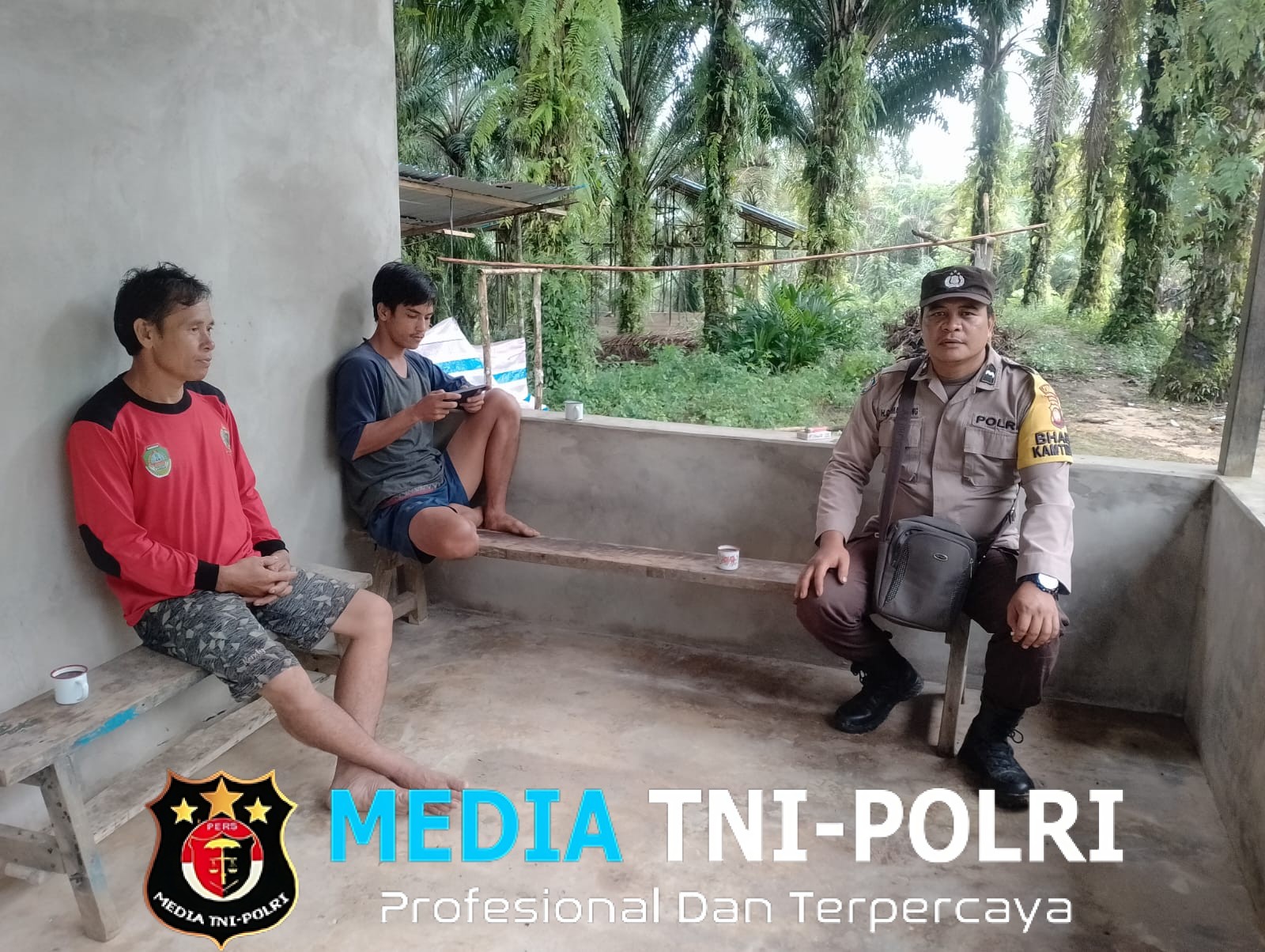 Sambang Warga, Bhabinkamtibmas Polsek Kuala Behe Tingkatkan Komunikasi Dan Kedekatan Dengan Warga Masyarakat