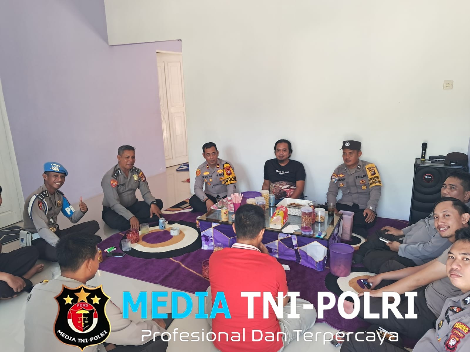 Lebaran Penuh Kebersamaan, Kapolsek Air Besar Bangun Keakraban dengan Anggota