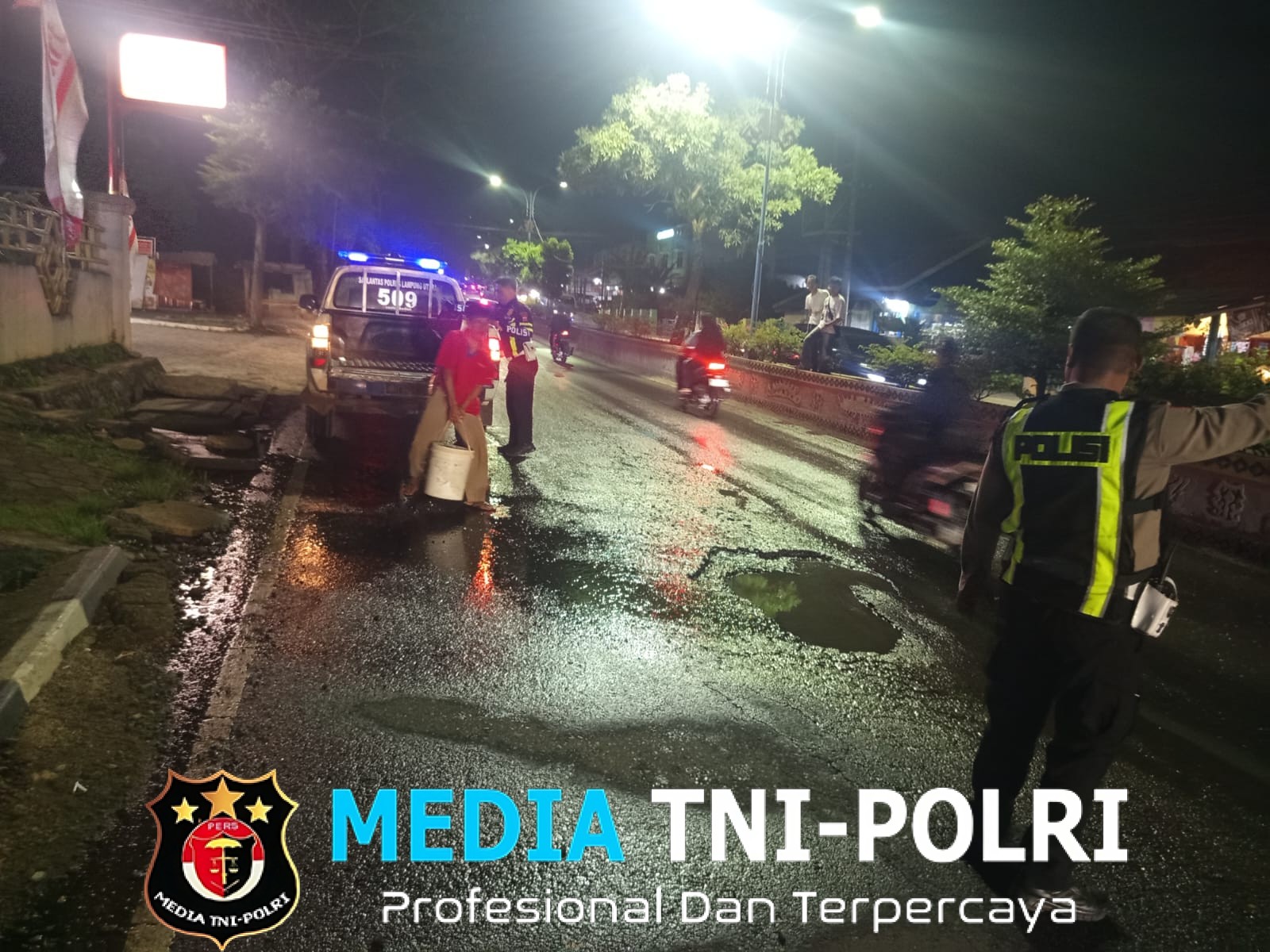 Respon Cepat Laporan Warga, Sat Lantas Polres Lampung Utara Timbun Jalan Berlubang di Kelapa Tujuh