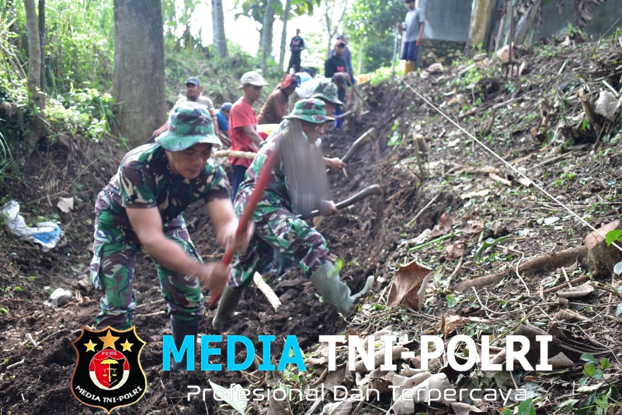TNI dan Warga Gotong Royong Bangun Jembatan Penghubung Dua Desa di Malang