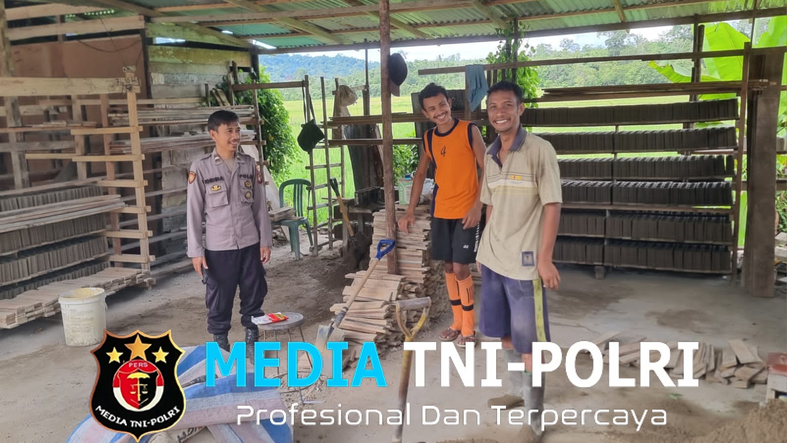 Patroli Siang, Personel Polsek Menjalin Sambangi Warga untuk Ciptakan Situasi Kondusif