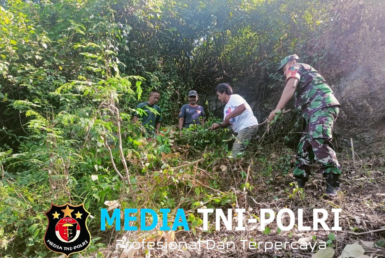 Sinergi TNI Dan Warga, Jumat Bersih Di Gunung Gundul Berjalan Semarak