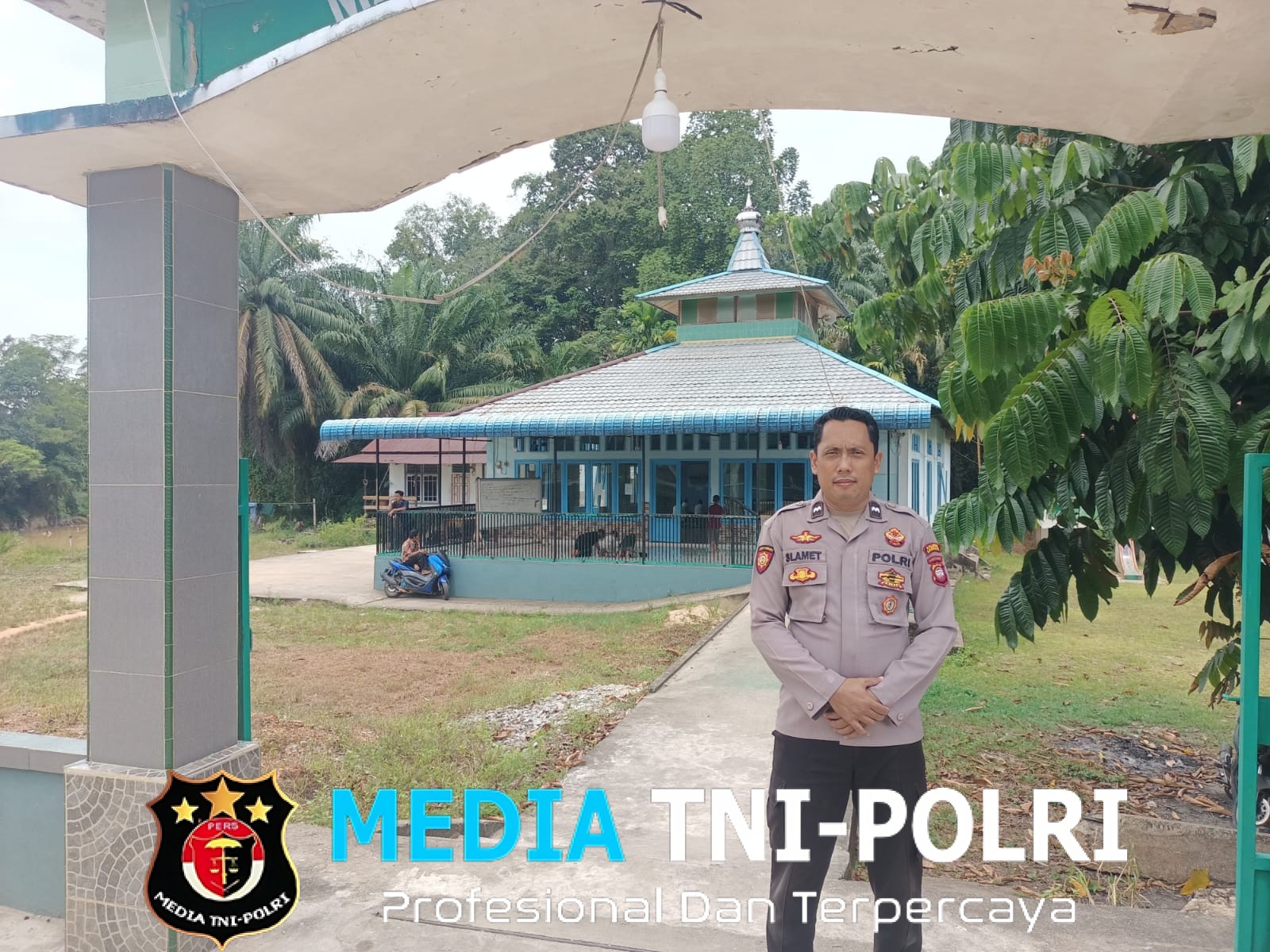 Polsek Menjalin Laksanakan Pengamanan Sholat Jum’at di Masjid Nurul Yaqin