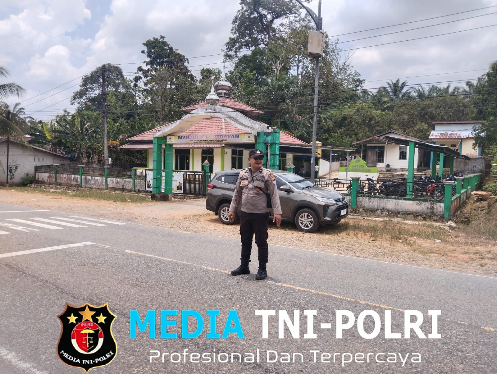 Pengamanan Shalat Jumat Polsek Ngabang menurunkan Personilnya Untuk Berikan Pelayanan kepada Masyarakat