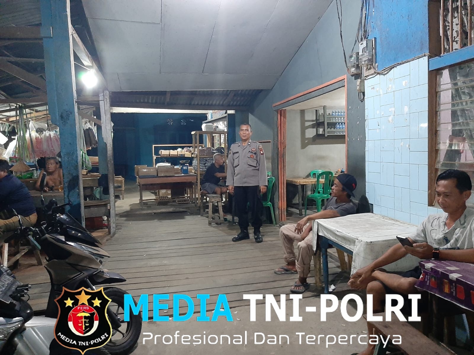 Momen Tak Terduga Saat Patroli Malam, Polisi Beri Pesan Menyentuh ke Warga