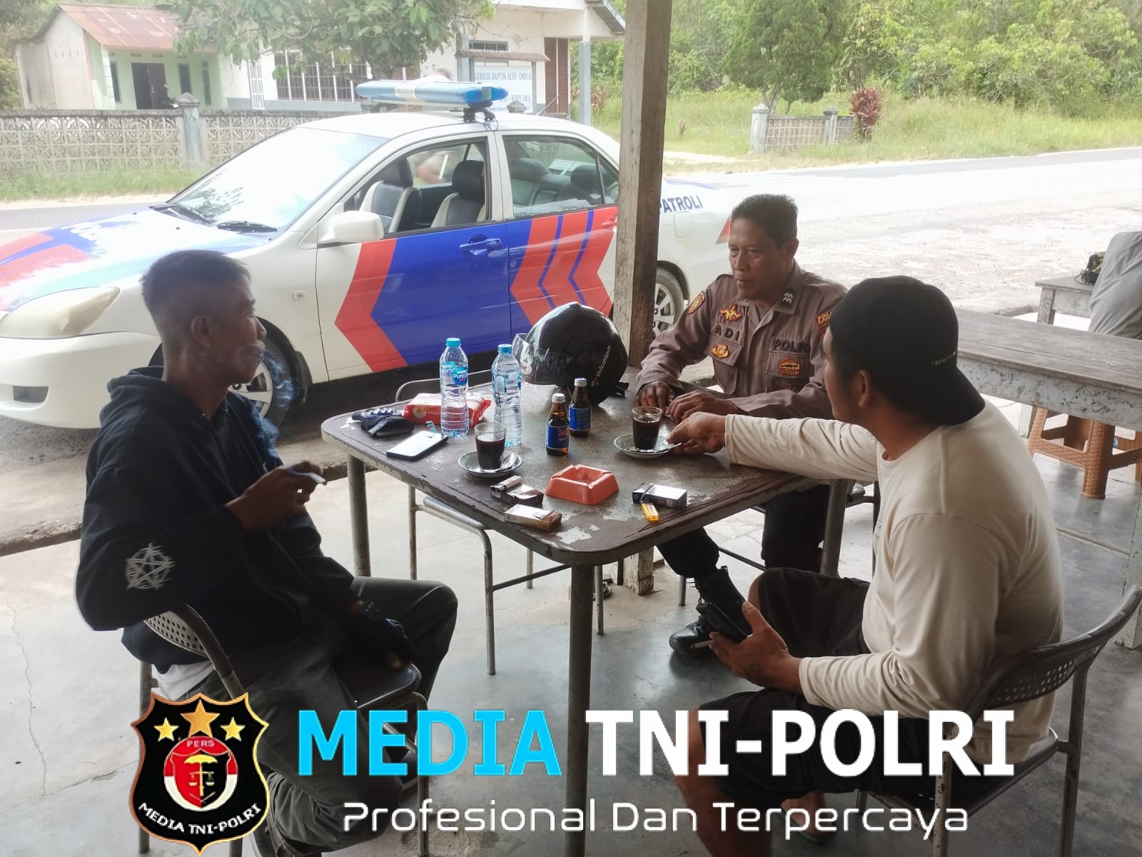 Patroli Siang Humanis, Polisi Singgah Ngopi Bareng Warga, Sampaikan Pesan Kamtibmas