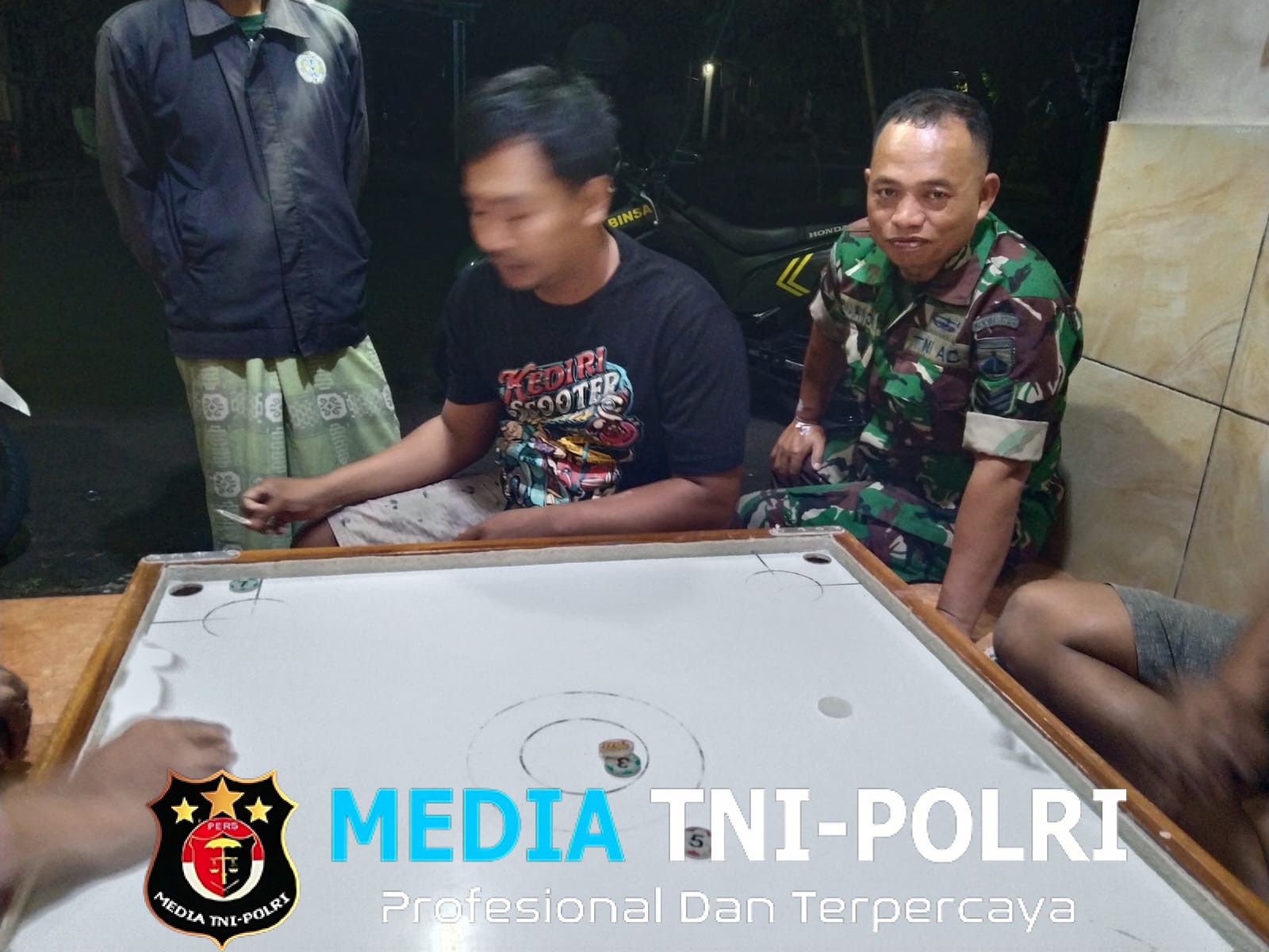 Hadir di Tengah Warga, Babinsa Nogosari Aktifkan Satkamling Demi Lingkungan Aman dan Kondusif
