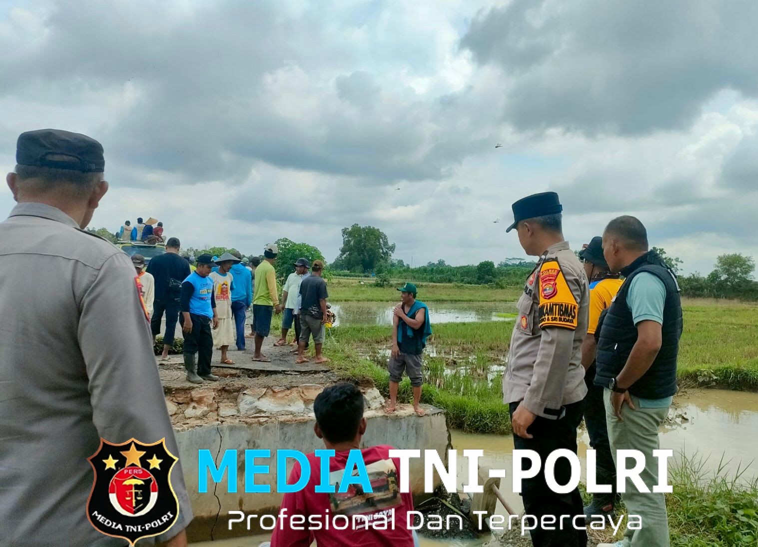 Polisi dan Warga Bahu-Membahu, Jembatan Putus di Way Seputih Kembali Dapat Dilalui