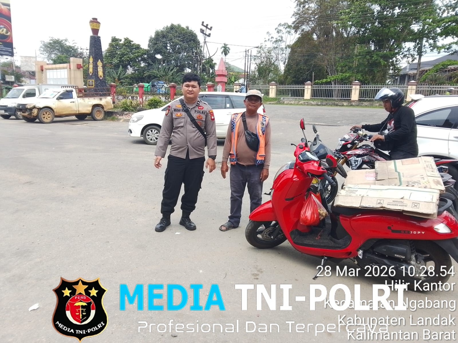 Laksanakan Patroli Dialogis Briptu Sultan Berikan Himbauan Kamtibmas Kepada Pemilik Toko Yang Ditemui