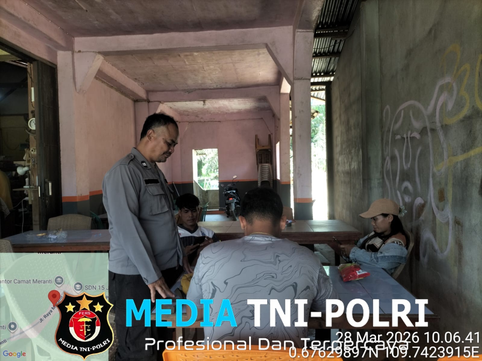 Polisi Sapa Warga di Warung, Sampaikan Pesan Kamtibmas Saat Patroli Siang