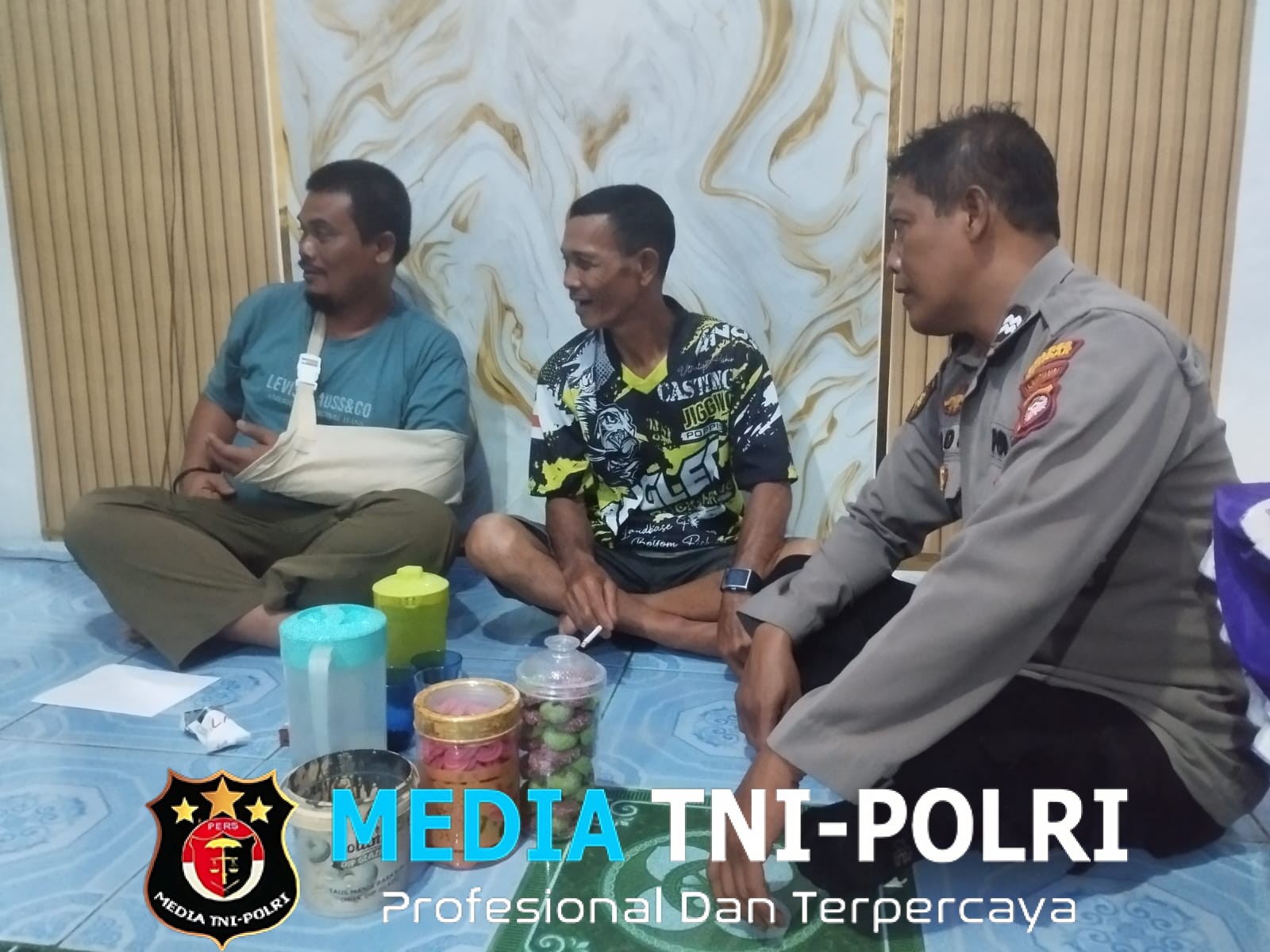 Humanis di Malam Lebaran, Polisi Duduk Santai Bersama Warga Saat Patroli