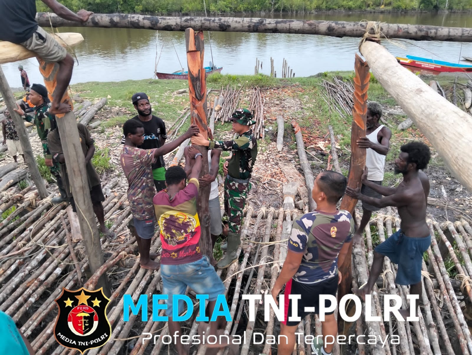 Prajurit Yonif 123/Rajawali Bersama Tokoh Adat Fayit Lestarikan Budaya Asmat Lewat Rumah Adat Bujang (Jew)    ‎