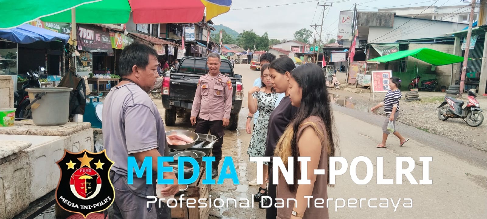 Aksi Humanis Polisi Sambangi Warga Beli Ikan, Suasana Pasar Jadi Lebih Aman
