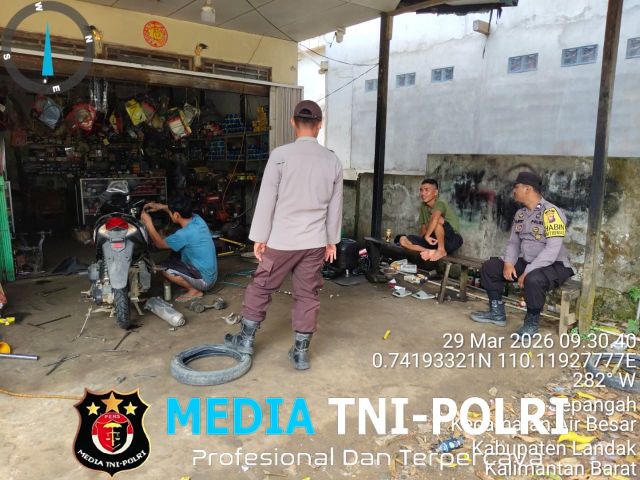 Suasana Akrab di Bengkel, Polisi Beri Imbauan Kamtibmas Saat Patroli Siang