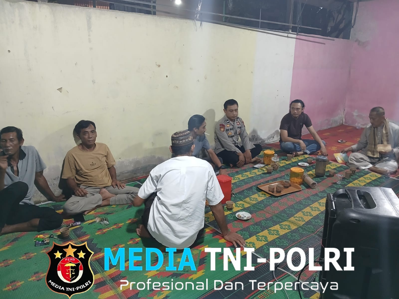 Polisi Duduk Bersama Warga Usai Patroli Malam, Bahas Kamtibmas dengan Suasana Hangat