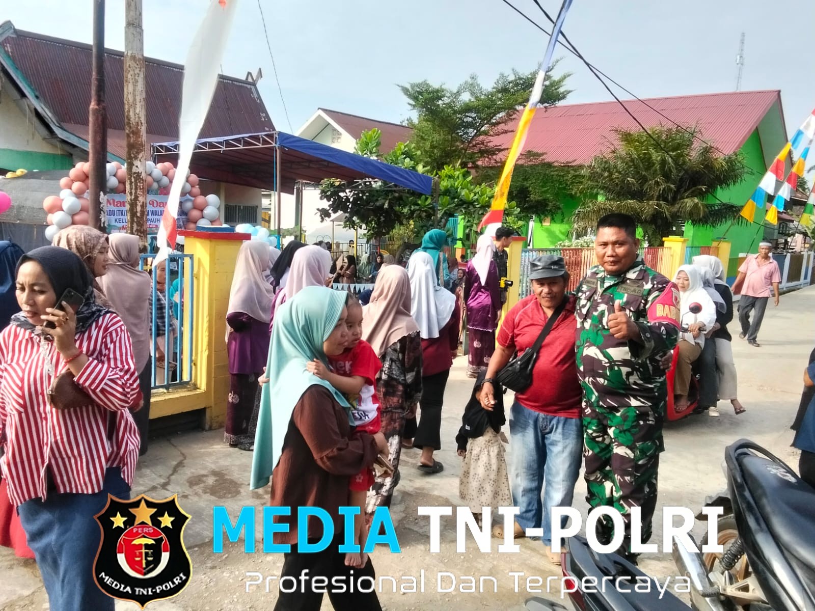Babinsa Melaksanakan Komunikasi Sosial (Komsos) dengan Warga Binaannya Dikelurahan Pauh Kecamatan, Pauh Kabupaten, Sarolangun