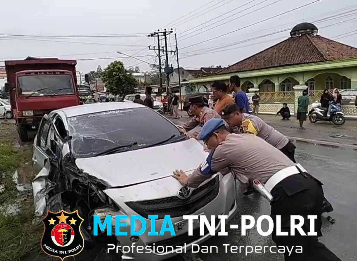 Polisi Lakukan Evakuasi dan Olah TKP Kecelakaan di Jalinsum Lampung Utara