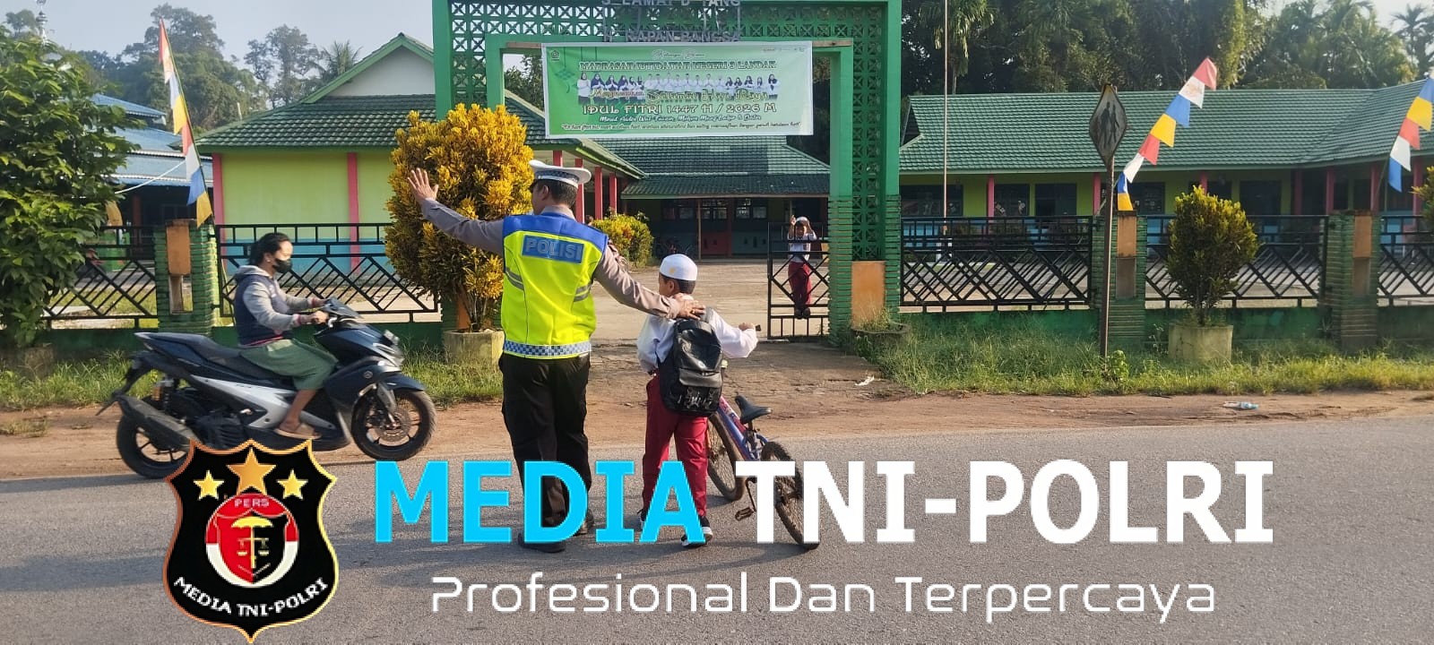 Bentuk Pelayanan Prima, Personel Polsek Mempawah Hulu Laksanakan Strong Point Pagi di Sekolah dan Pasar Karangan