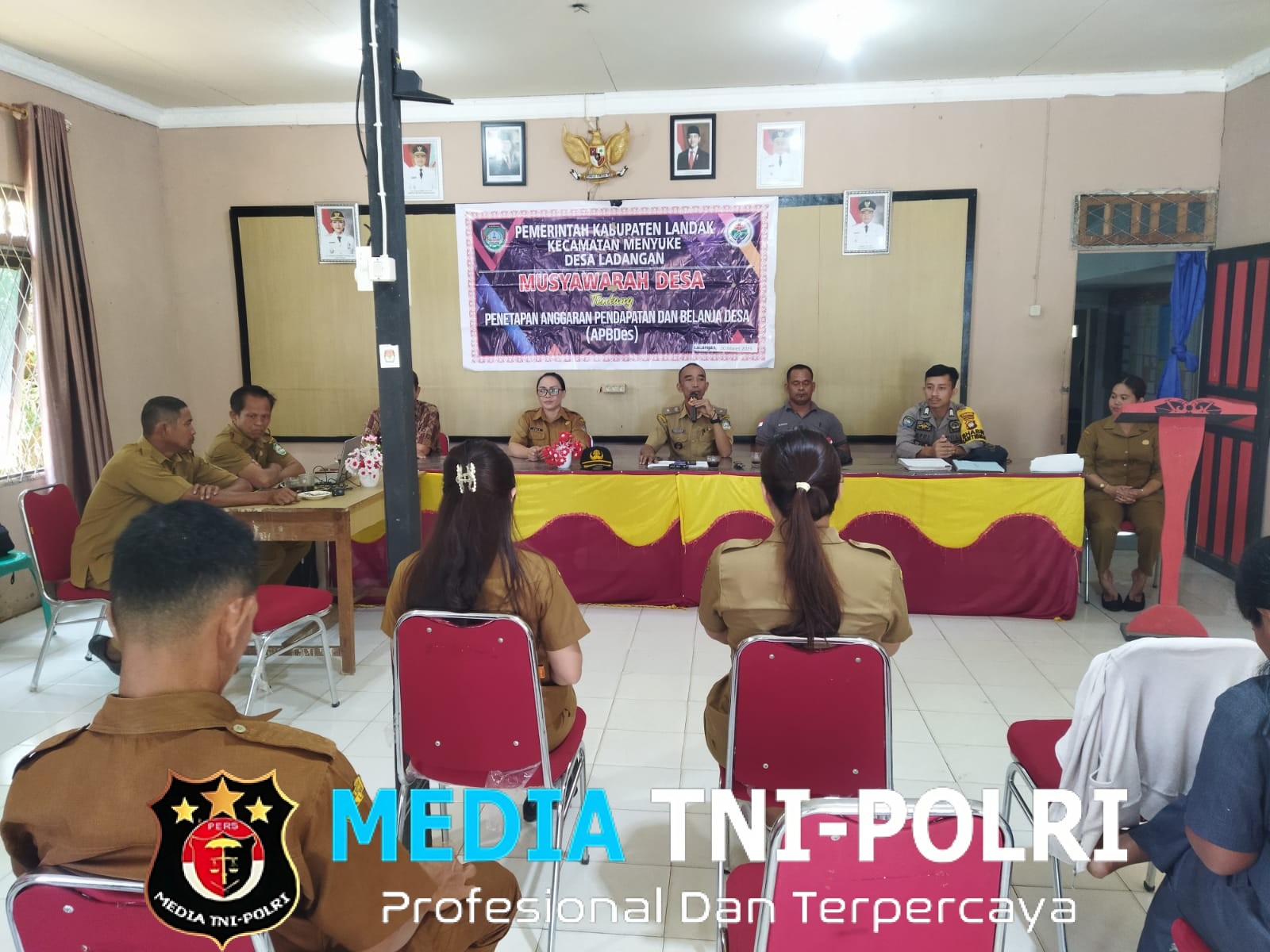 Bhabinkamtibmas Polsek Menyuke Hadiri Musyawarah Desa Penetapan APBDES Desa Ladangan Tahun Anggaran 2026