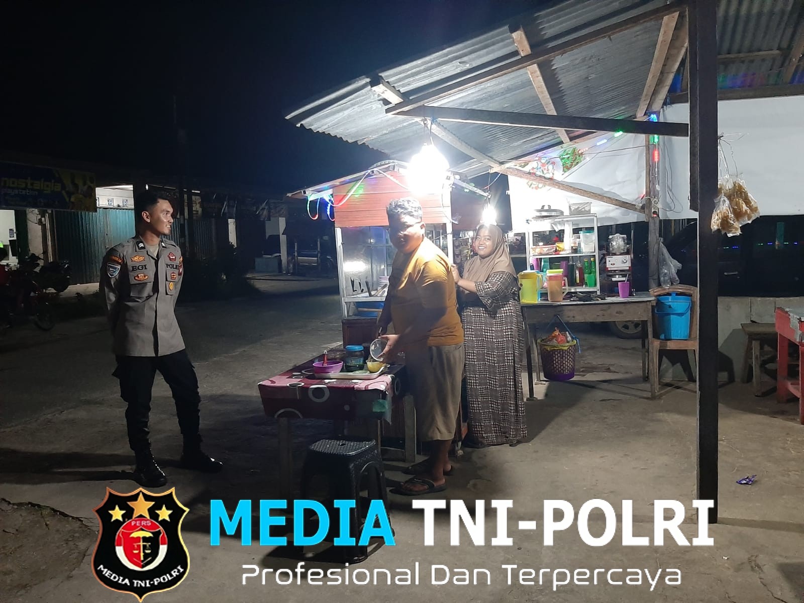 Patroli Malam Polsek Mandor, Humanis dan Penuh Kepedulian ke Warga
