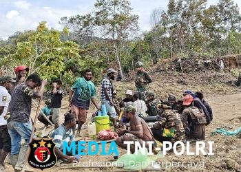 Peduli Infrastruktur Wilayah, Satgas Yonif 521/DY Gotong Royong Bersihkan Landasan Pacu Eragayam