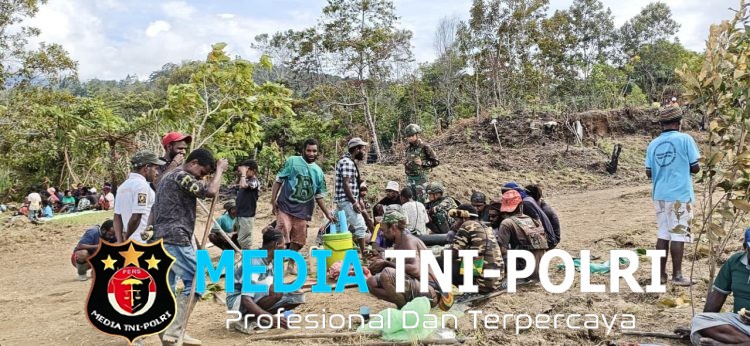 Peduli Infrastruktur Wilayah, Satgas Yonif 521/DY Gotong Royong Bersihkan Landasan Pacu Eragayam