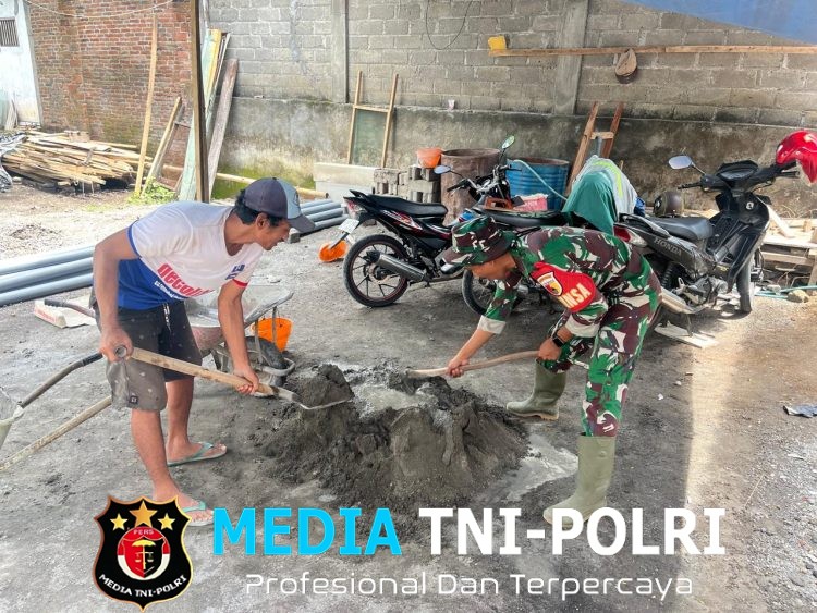 Babinsa Desa Krisik Dampingi Renovasi RTLH Dan MCK, Wujud Nyata Kepedulian TNI Kepada Warga